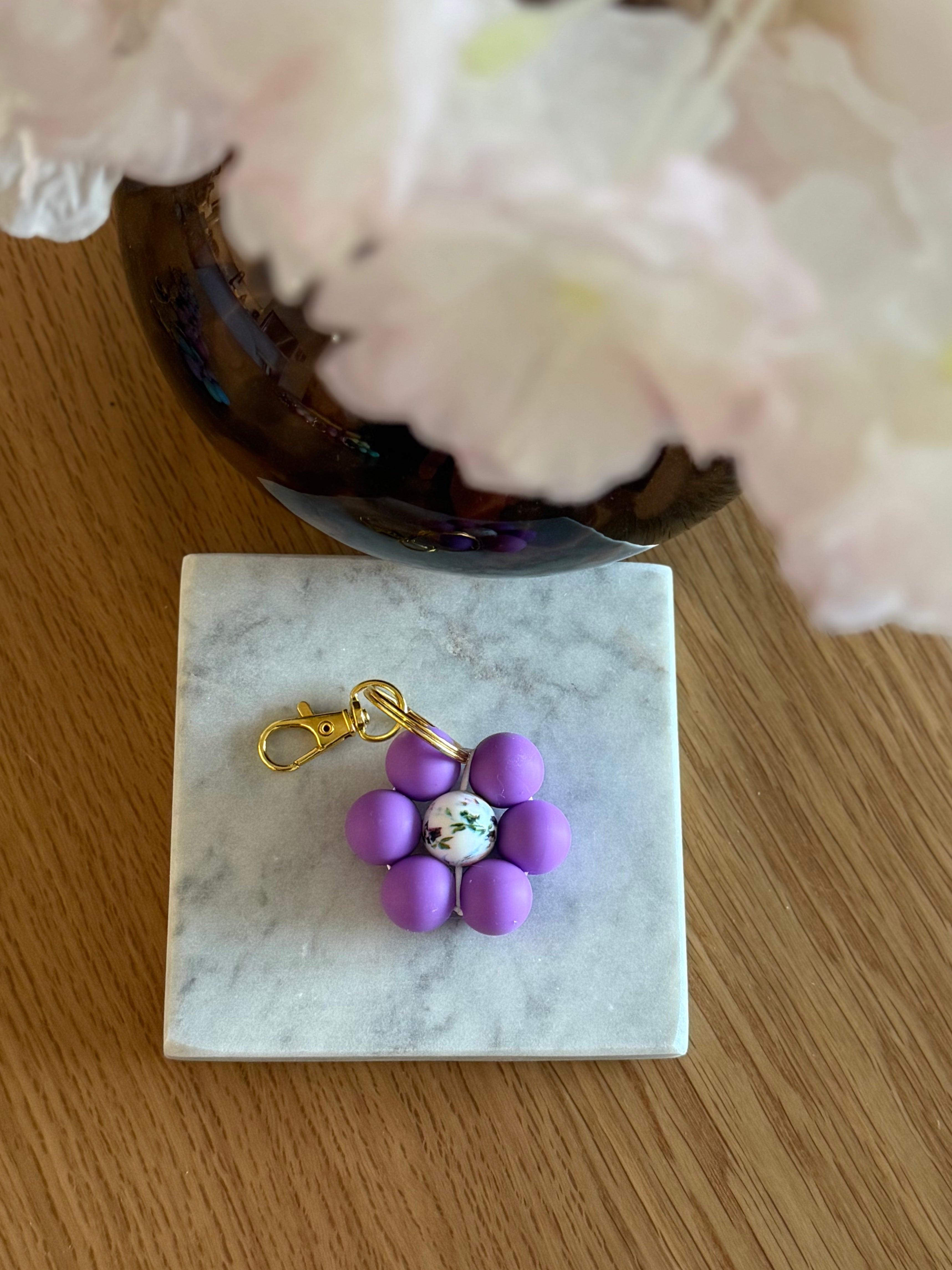 Porte Clé silicone Mauve centre fleuri